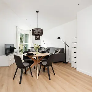 Cozy Black & White In Center With Free Garage By Renters Apartament